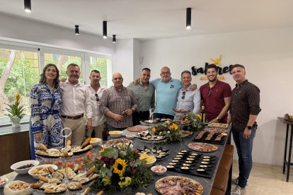Empresarios y amigos se dieron cita en la tienda ‘Sabores Almería’ para compartir productos y proyectos.