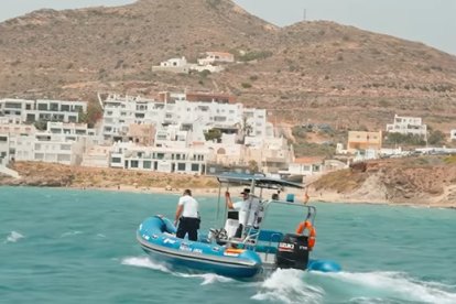 La patrulla marítima de Níjar realiza un servicio.