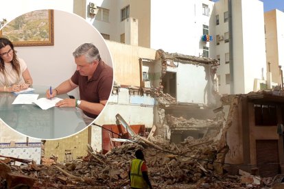 A la izquierda, firma de la hipoteca; a la derecha, solar en el que se construirá la casa de hermandad del Rocío.