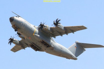 El A400M de la Luftwaffe despegando del Aeropuerto de Almería este miércoles.