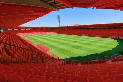 Imagen de ChatGPT sobre cómo quedaría el Estadio 'Reino de León' con las butacas rojas tras el ascenso a Segunda División.