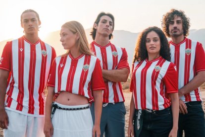 Puesta de largo de la nueva equipación del Almería en el Cabo de Gata.