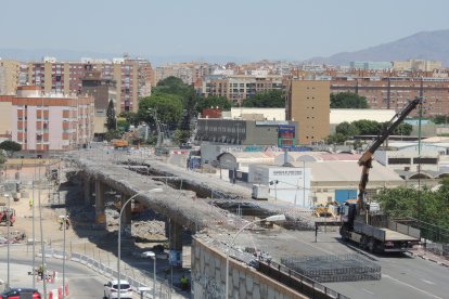 Vista aérea de los trabajos de desmontaje del puente de la Avenida del Mediterráneo