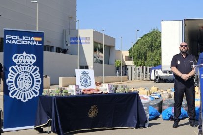 El jefe de la UDYCO, Antonio Martínez Duarte, en la presentación del alijo aprehendido en Almería.