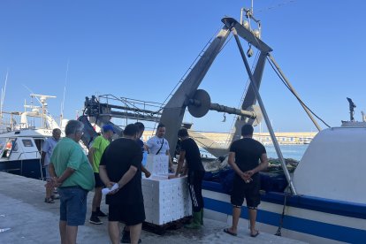 El barco 'González Belmonte' descargando por la tarde en la lonja de Carboneras