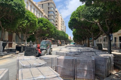 Material esperando ser colocado en el Paseo de Almería