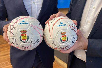 Grupo Cajamar y la Real Federación Española de Balonmano durante la firma del patrocinio.