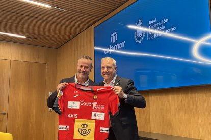 Grupo Cajamar y la Real Federación Española de Balonmano durante la firma del patrocinio.