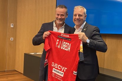 Grupo Cajamar y la Real Federación Española de Balonmano durante la firma del patrocinio.