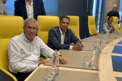 Grupo Cajamar y la Real Federación Española de Balonmano durante la firma del patrocinio.
