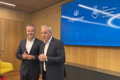 Grupo Cajamar y la Real Federación Española de Balonmano durante la firma del patrocinio.