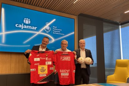 Grupo Cajamar y la Real Federación Española de Balonmano durante la firma del patrocinio.