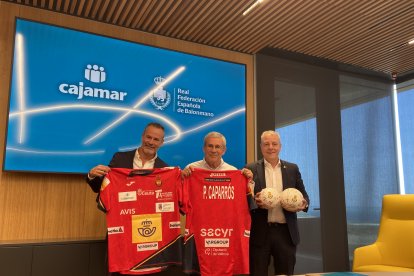 Grupo Cajamar y la Real Federación Española de Balonmano durante la firma del patrocinio.