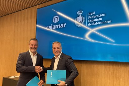 Grupo Cajamar y la Real Federación Española de Balonmano durante la firma del patrocinio.