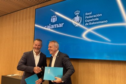 Grupo Cajamar y la Real Federación Española de Balonmano durante la firma del patrocinio.