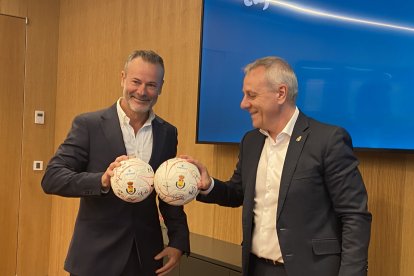 Grupo Cajamar y la Real Federación Española de Balonmano durante la firma del patrocinio.