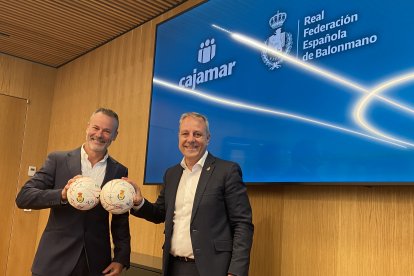 Grupo Cajamar y la Real Federación Española de Balonmano durante la firma del patrocinio.