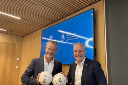 Grupo Cajamar y la Real Federación Española de Balonmano durante la firma del patrocinio.