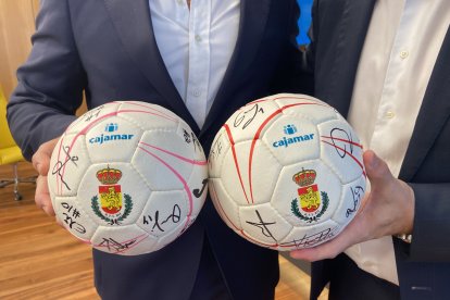 Grupo Cajamar y la Real Federación Española de Balonmano durante la firma del patrocinio.