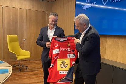 Grupo Cajamar y la Real Federación Española de Balonmano durante la firma del patrocinio.