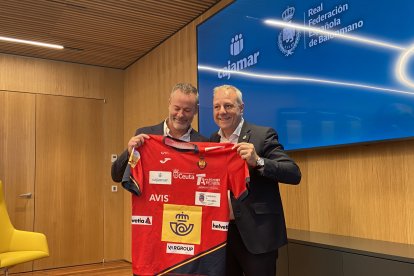 Grupo Cajamar y la Real Federación Española de Balonmano durante la firma del patrocinio.