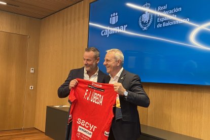 Grupo Cajamar y la Real Federación Española de Balonmano durante la firma del patrocinio.