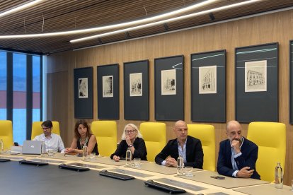 Grupo Cajamar y la Real Federación Española de Balonmano durante la firma del patrocinio.