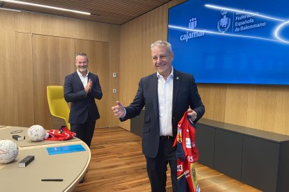 Grupo Cajamar y la Real Federación Española de Balonmano durante la firma del patrocinio.