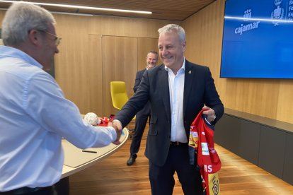 Grupo Cajamar y la Real Federación Española de Balonmano durante la firma del patrocinio.