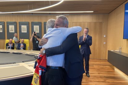 Grupo Cajamar y la Real Federación Española de Balonmano durante la firma del patrocinio.