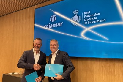 Grupo Cajamar y la Real Federación Española de Balonmano durante la firma del patrocinio.