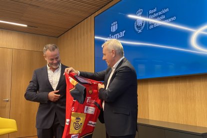 Grupo Cajamar y la Real Federación Española de Balonmano durante la firma del patrocinio.