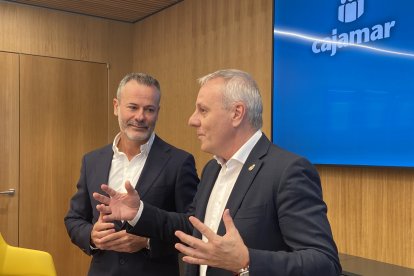 Grupo Cajamar y la Real Federación Española de Balonmano durante la firma del patrocinio.