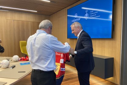 Grupo Cajamar y la Real Federación Española de Balonmano durante la firma del patrocinio.