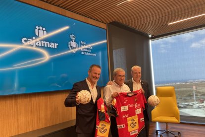 Grupo Cajamar y la Real Federación Española de Balonmano durante la firma del patrocinio.