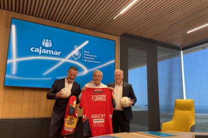 Grupo Cajamar y la Real Federación Española de Balonmano durante la firma del patrocinio.