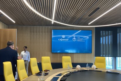 Grupo Cajamar y la Real Federación Española de Balonmano durante la firma del patrocinio.