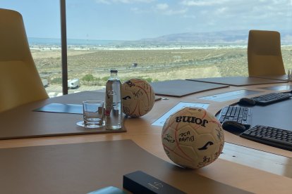 Grupo Cajamar y la Real Federación Española de Balonmano durante la firma del patrocinio.