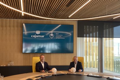 Grupo Cajamar y la Real Federación Española de Balonmano durante la firma del patrocinio.