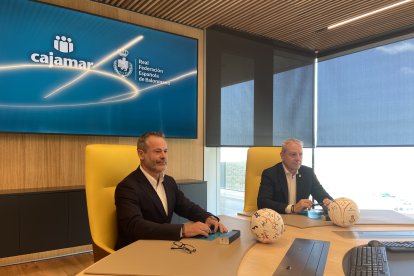 Grupo Cajamar y la Real Federación Española de Balonmano durante la firma del patrocinio.