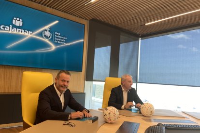 Grupo Cajamar y la Real Federación Española de Balonmano durante la firma del patrocinio.