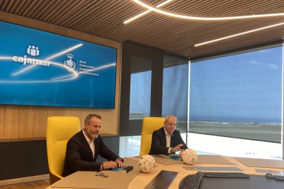 Grupo Cajamar y la Real Federación Española de Balonmano durante la firma del patrocinio.