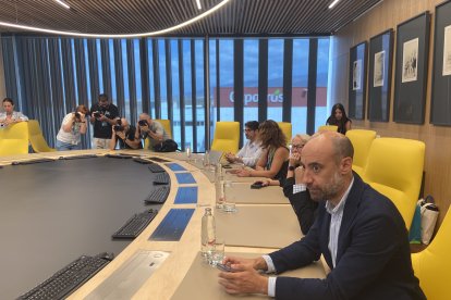 Grupo Cajamar y la Real Federación Española de Balonmano durante la firma del patrocinio.