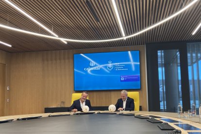 Grupo Cajamar y la Real Federación Española de Balonmano durante la firma del patrocinio.
