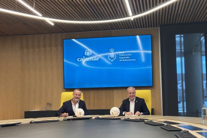 Grupo Cajamar y la Real Federación Española de Balonmano durante la firma del patrocinio.
