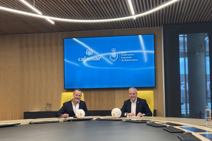 Grupo Cajamar y la Real Federación Española de Balonmano durante la firma del patrocinio.