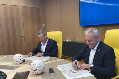 Grupo Cajamar y la Real Federación Española de Balonmano durante la firma del patrocinio.