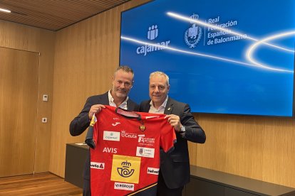 Grupo Cajamar y la Real Federación Española de Balonmano durante la firma del patrocinio.