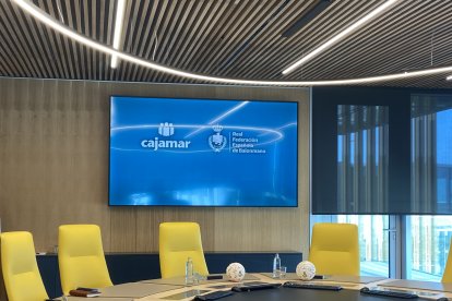 Grupo Cajamar y la Real Federación Española de Balonmano durante la firma del patrocinio.