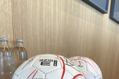 Grupo Cajamar y la Real Federación Española de Balonmano durante la firma del patrocinio.